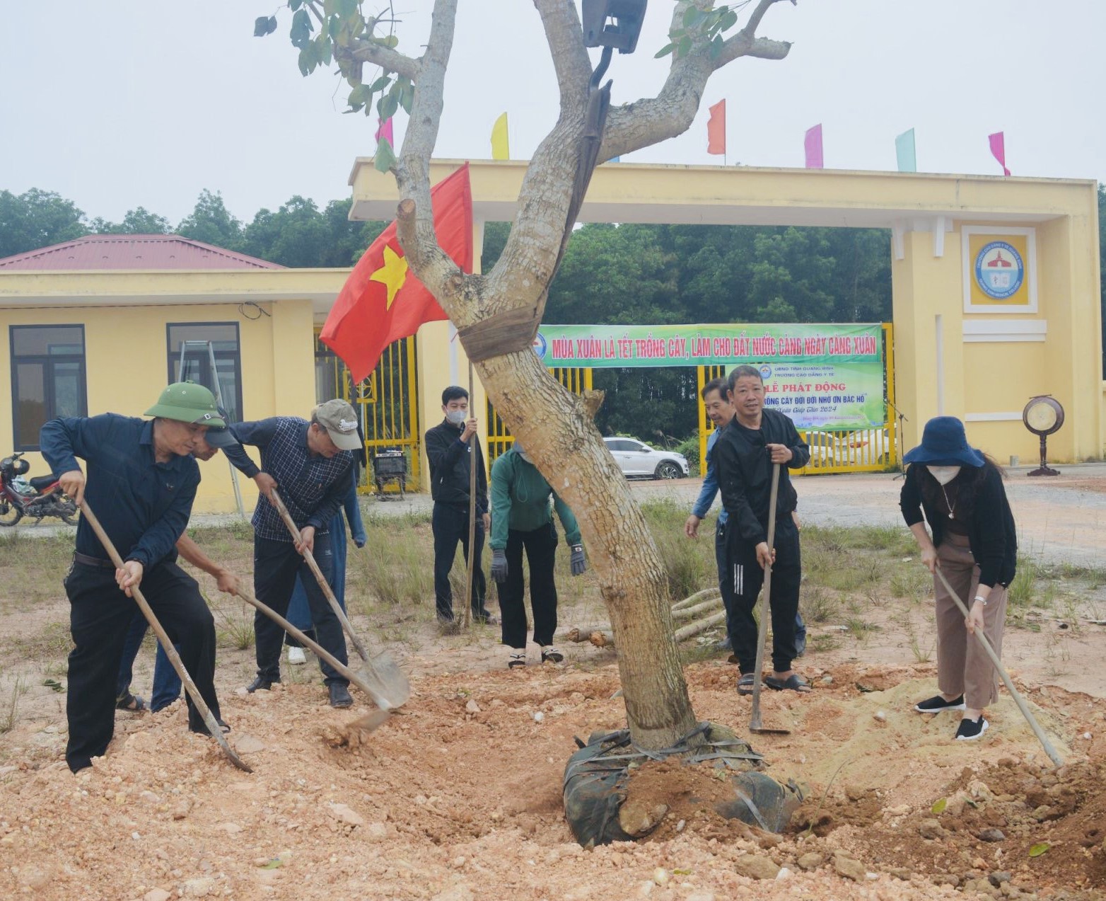 truong cao dang y te quang binh phat dong tet trong cay doi doi nho on bac ho xuan giap thin 2024 hinh 2