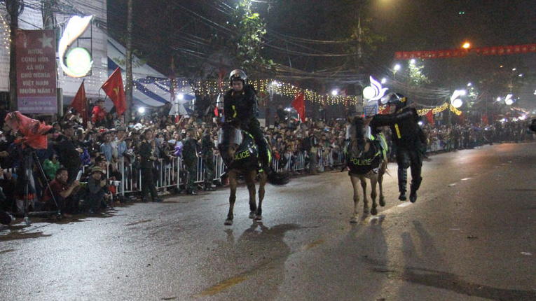 bac giang hang nghin nguoi xem doi ky binh lan dau tien bieu dien tai le hoi yen the hinh 2