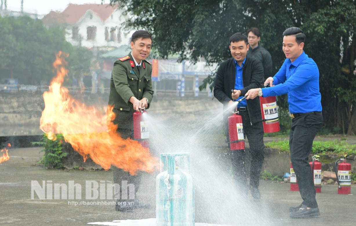 ninh binh tuyen truyen trang bi ky nang phong chay chua chay va cuu nan cuu ho cho doan vien thanh nien hinh 1