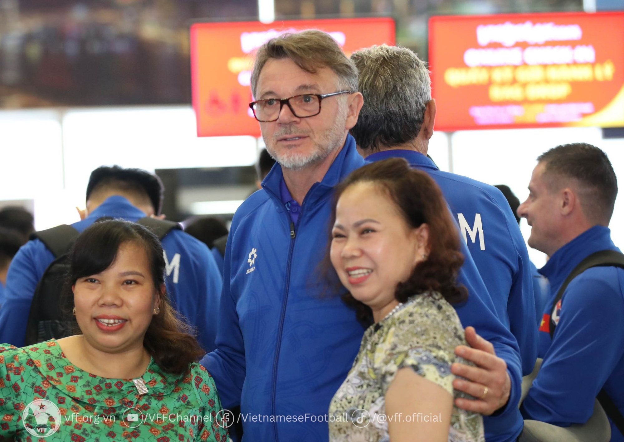 thay tro hlv philippe troussier len duong den indonesia hinh 2