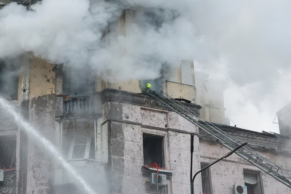 Một tòa nhà ở Kiev bị hư hại trong cuộc tấn công tên lửa của Nga ngày 21/3. Ảnh: Reuters