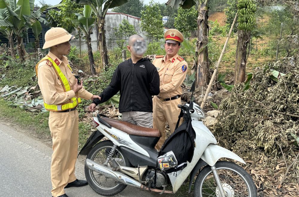 lao caikip thoi bat giu cuop xe om tren duong chay tron hinh 1