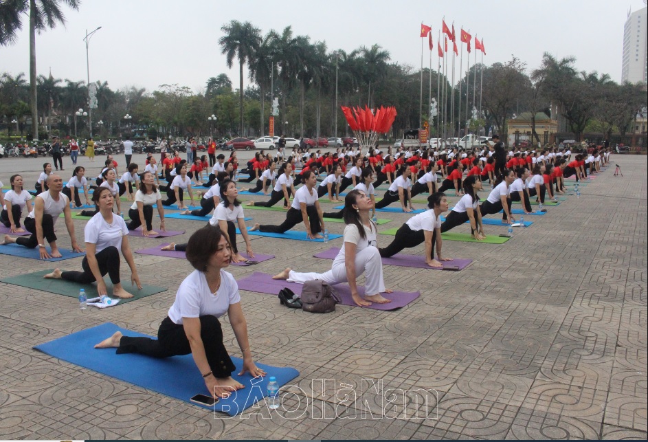 hon 500 nguoi dong dien tai festival yoga tinh ha nam nam 2024 hinh 1