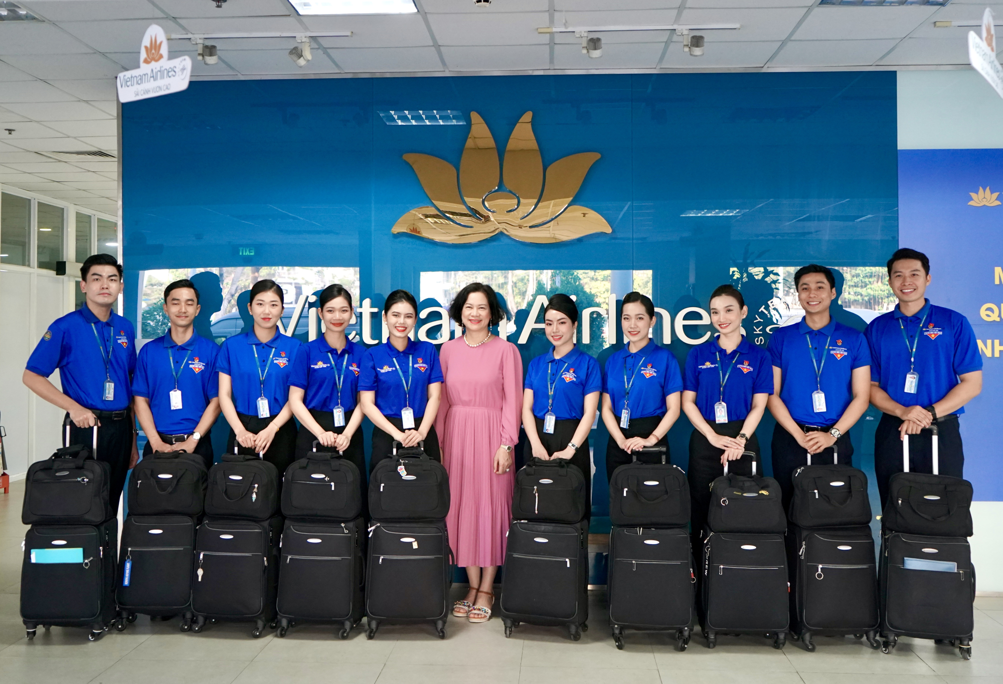 vietnam airlines to chuc chuyen bay doan thanh nien nhan dip 93 nam thanh lap hinh 1