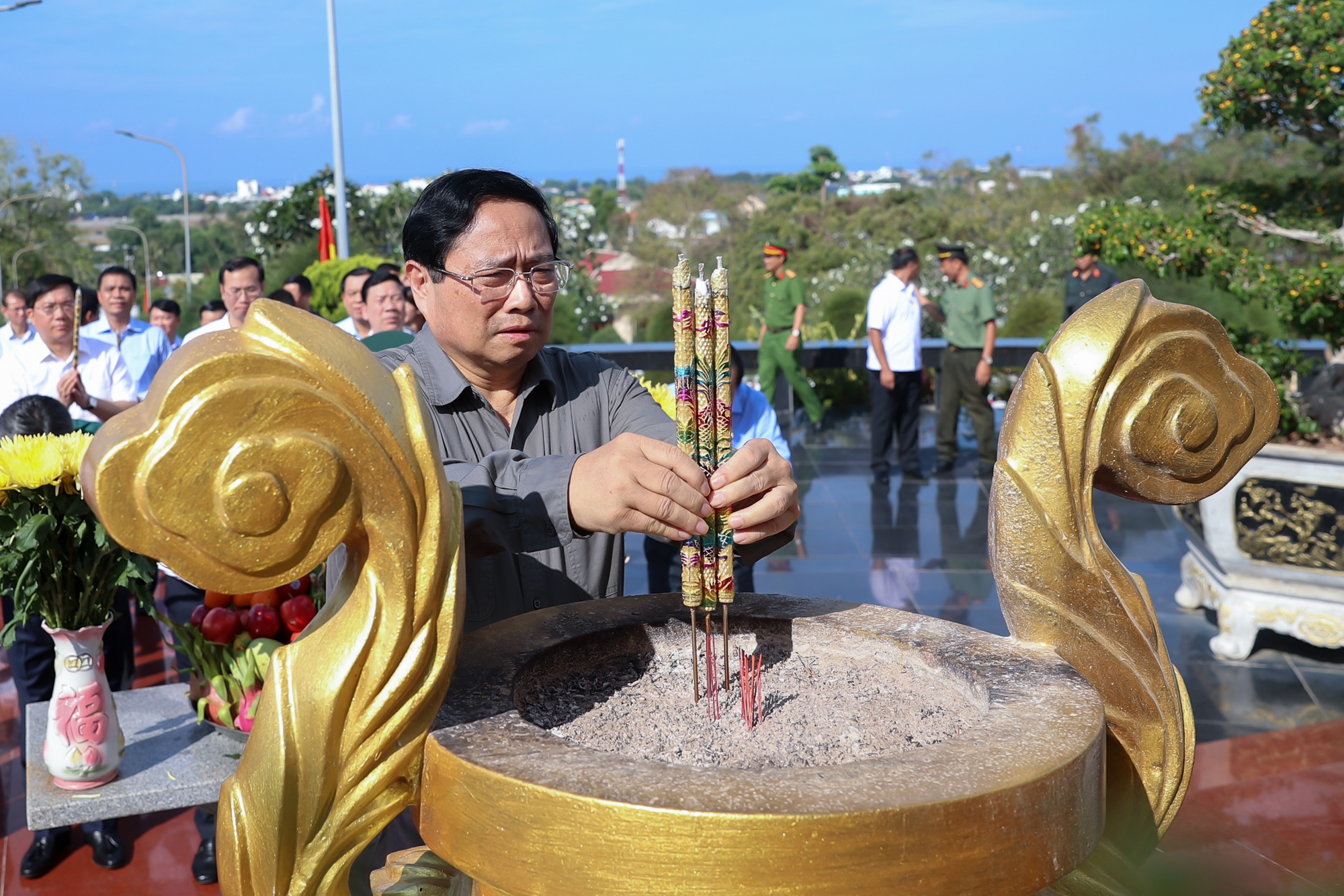 thu tuong pham minh chinh dang huong tuong niem chu tich ho chi minh va vieng nghia trang liet si tai phu quoc hinh 1