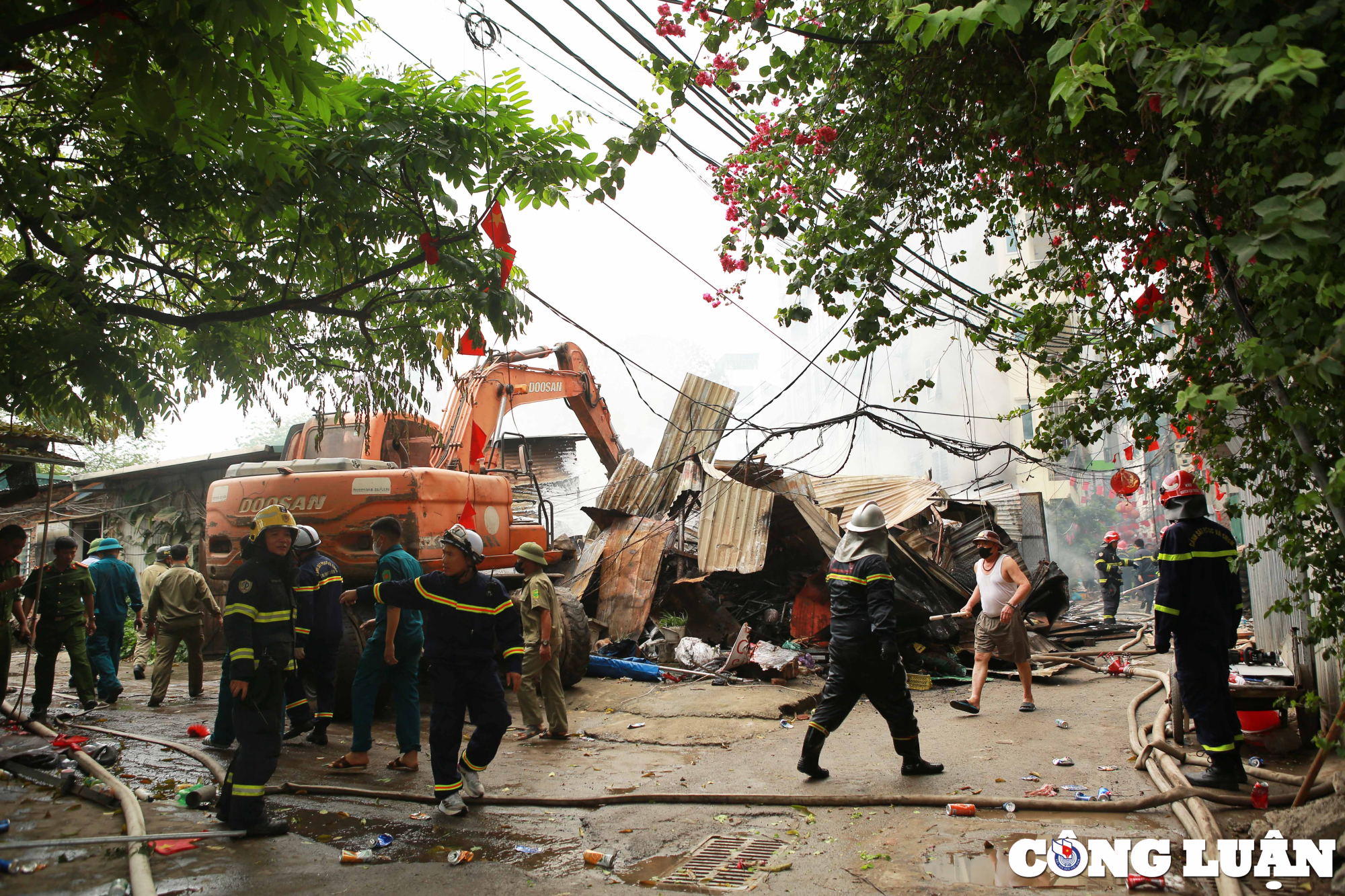 ha noi chay lon tai kho phe lieu gam cau vuot me tri hinh 7