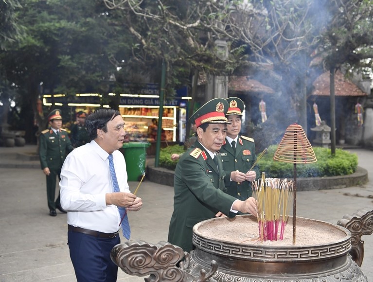 lanh dao quan uy trung uong bo quoc phong dang huong tuong niem cac vua hung hinh 1