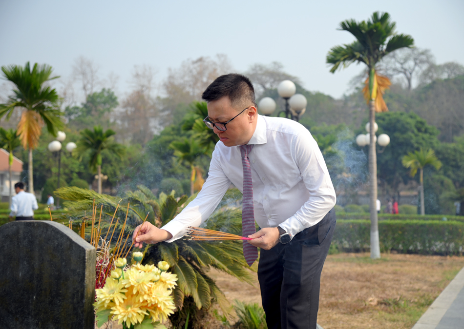 Đồng chí Lê Quốc Minh dâng hương tưởng niệm các Anh hùng liệt sĩ tại Điện Biên