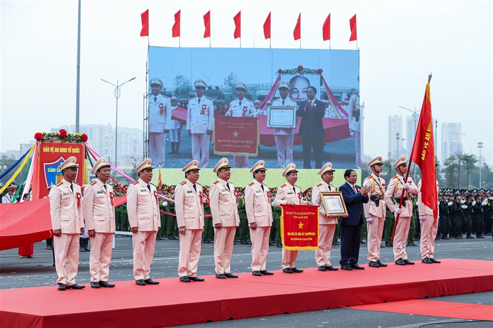 bo tu lenh canh sat co dong don nhan danh hieu anh hung luc luong vu trang nhan dan lan thu hai hinh 4