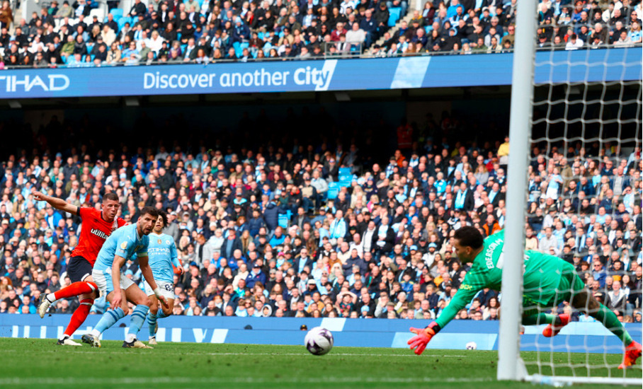 thang dam luton man city tam chiem ngoi dau ngoai hang anh hinh 1