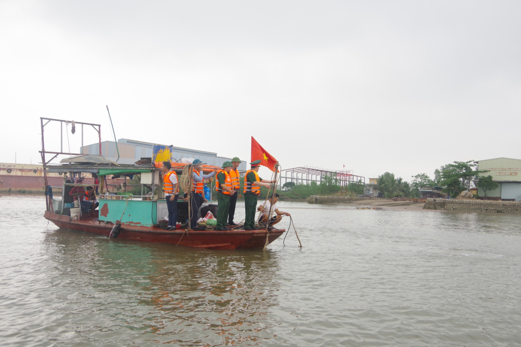 thu tuong chinh phu yeu cau khan truong tim kiem nguoi con mat tich do chim thuyen tren song chanh hinh 1