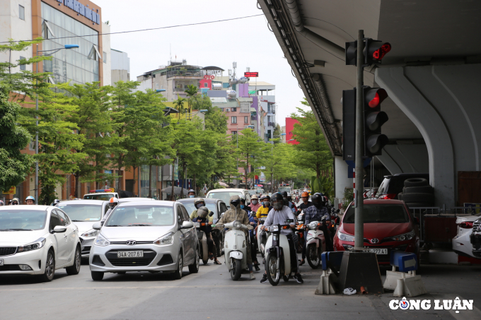 nguoi lao dong nhoc nhan muu sinh duoi nang gat tai ha noi hinh 2