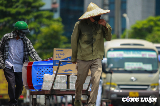 nguoi lao dong nhoc nhan muu sinh duoi nang gat tai ha noi hinh 1