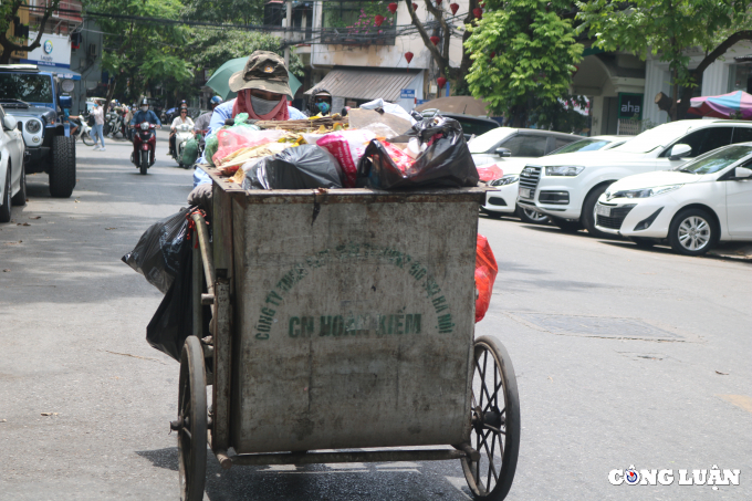 nguoi lao dong nhoc nhan muu sinh duoi nang gat tai ha noi hinh 3