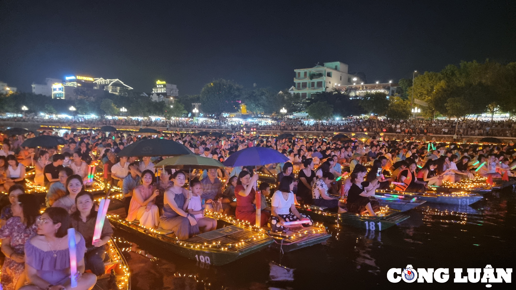 chuong trinh nghe thuat ruc ro hoa lu dan ninh binh ngoi thuyen xem hoi hinh 8