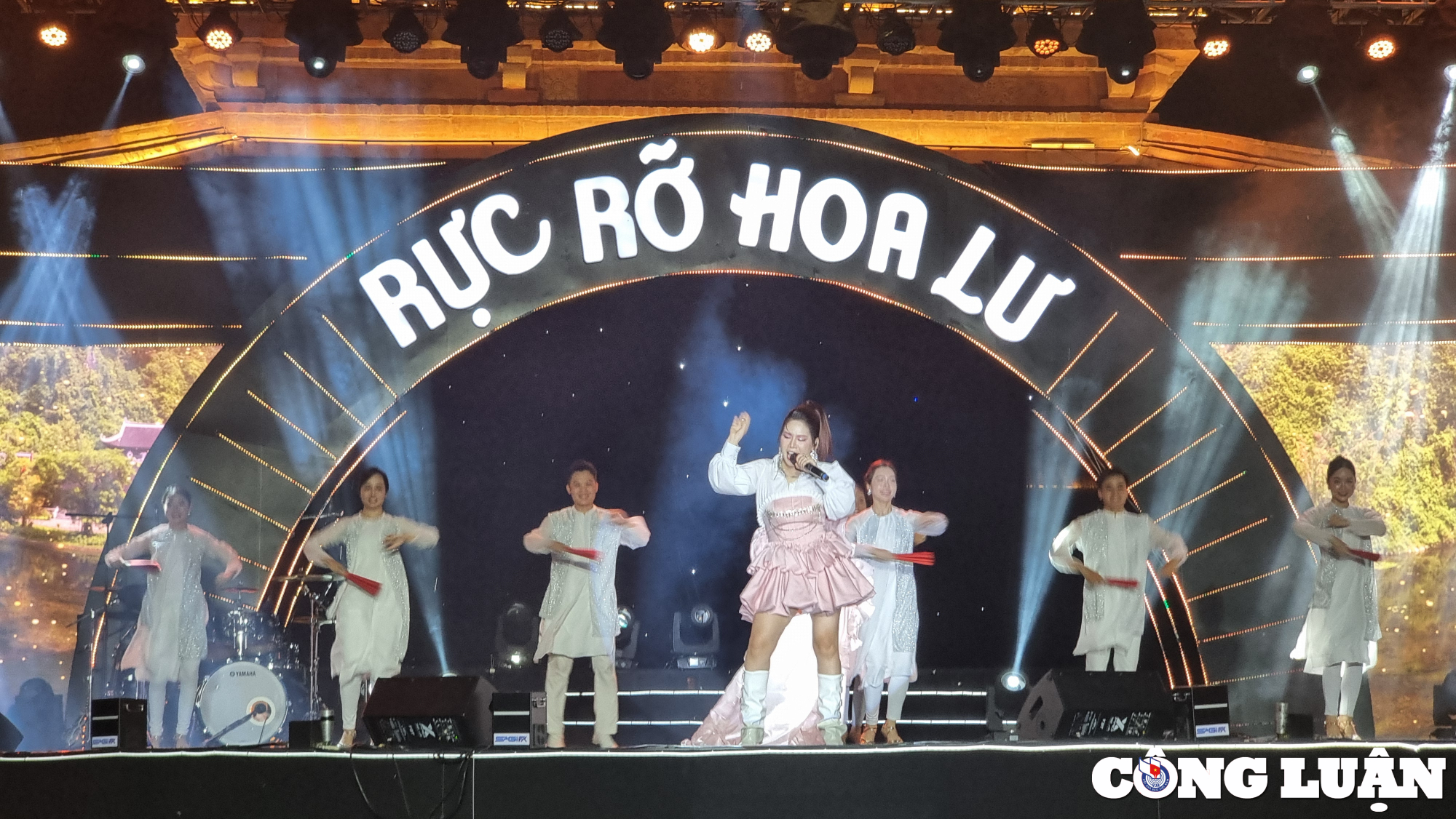 chuong trinh nghe thuat ruc ro hoa lu dan ninh binh ngoi thuyen xem hoi hinh 4