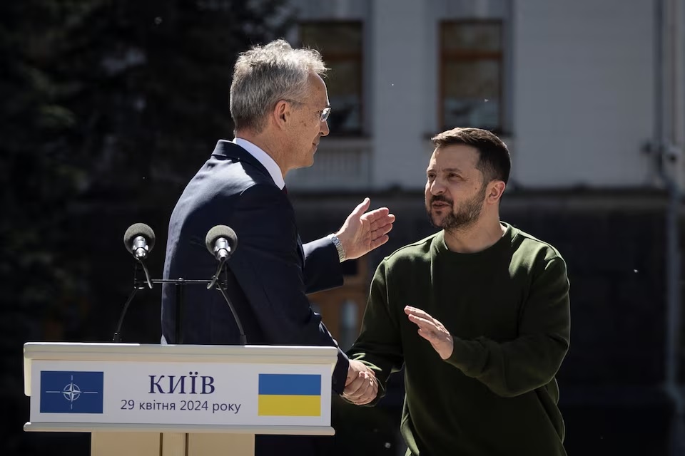 tong thu ky nato den tham ukraine ong zelenskyy keu goi cung cap vu khi nhanh hon hinh 1