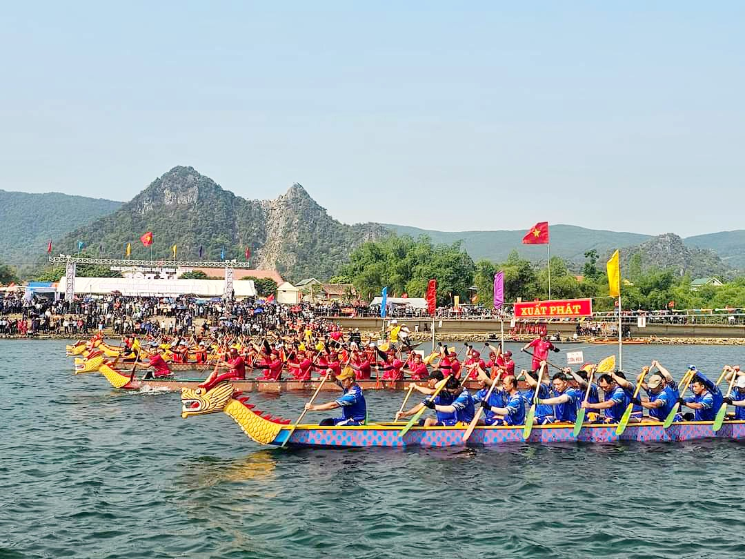 tranh tai giai dua thuyen truyen thong tren song gianh o quang binh hinh 1