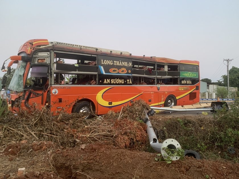 vu tai nan giua 2 xe khach khien 18 nguoi thuong vong o gia lai mot xe khach chay 86km h khi qua nga tu hinh 2