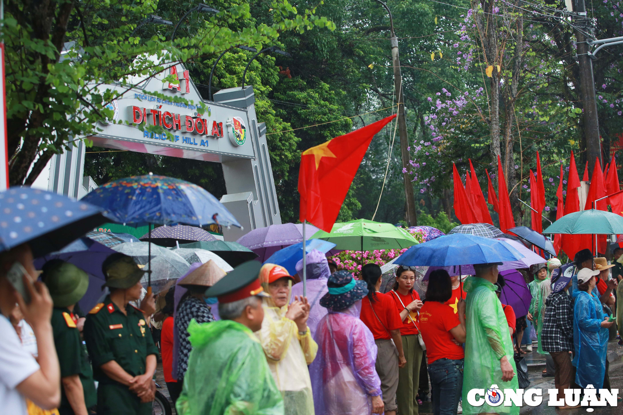 hang nghin nguoi doi mua do ve di tich doi a1 hinh 1