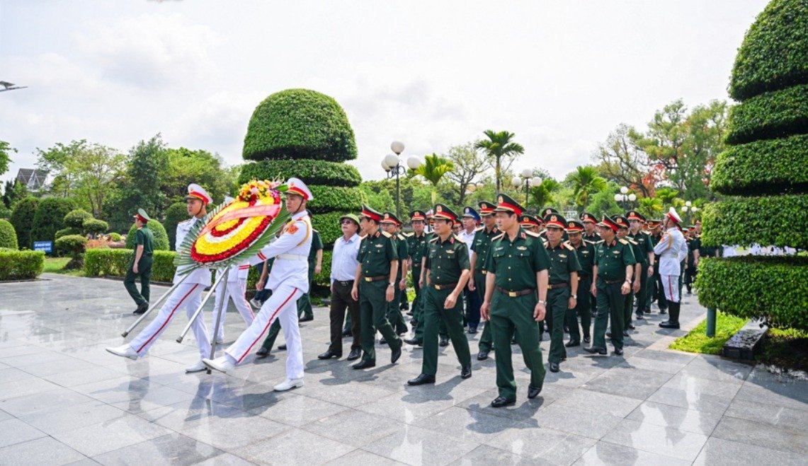 lanh dao quan uy trung uong bo quoc phong dang huong tuong niem cac anh hung liet si tai dien bien hinh 3