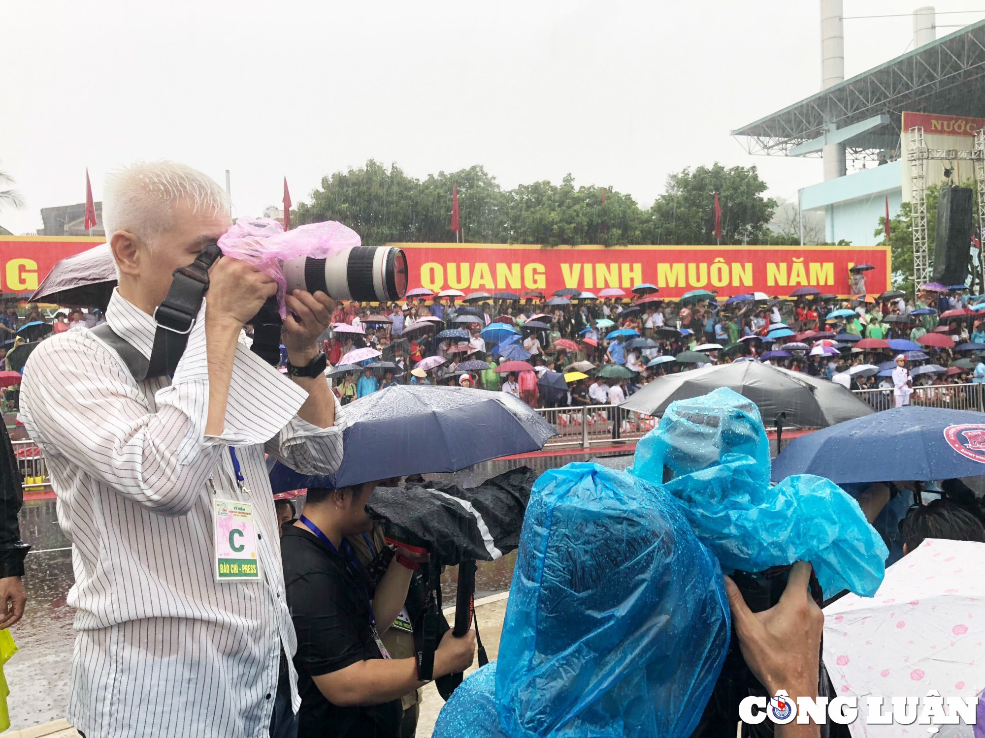 hinh anh phong vien tac nghiep duoi mua tai le ky niem 70 nam chien thang dien bien phu hinh 4