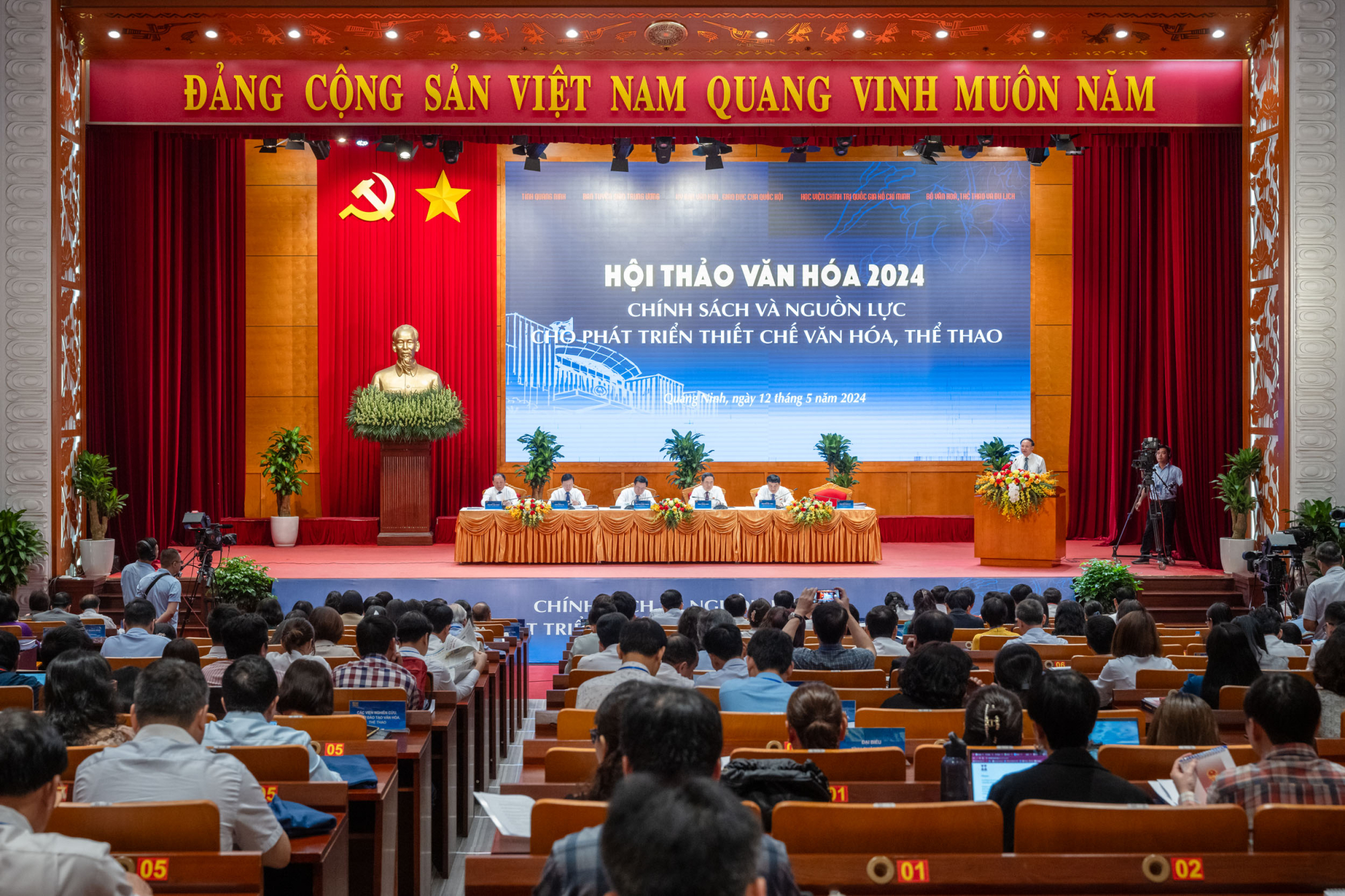 can nhan thuc day du ve vi tri vai tro tam quan trong cua he thong thiet che van hoa hinh 1