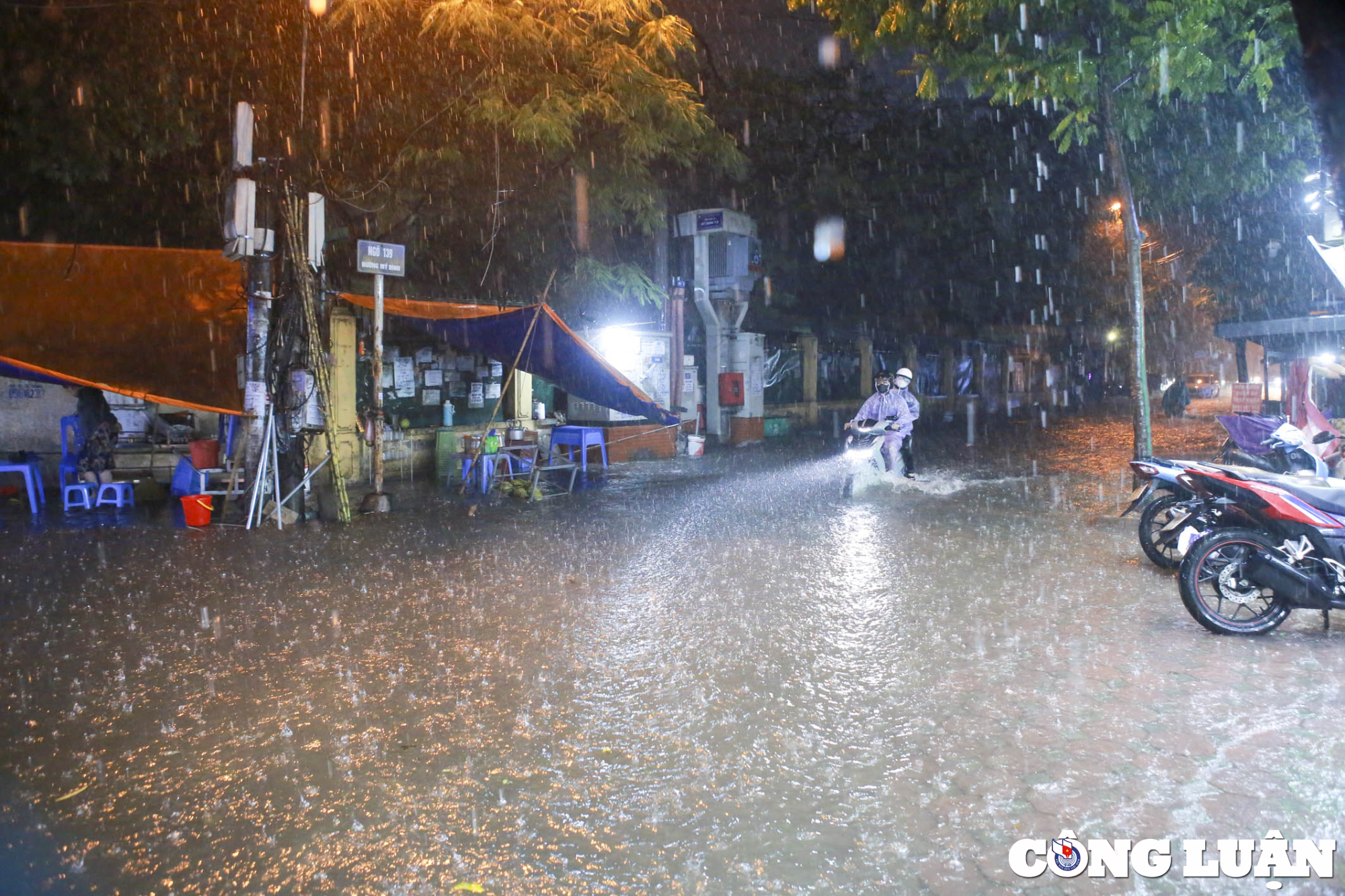 ha noi mua lon keo dai nhieu tuyen pho chim trong bien nuoc hinh 1