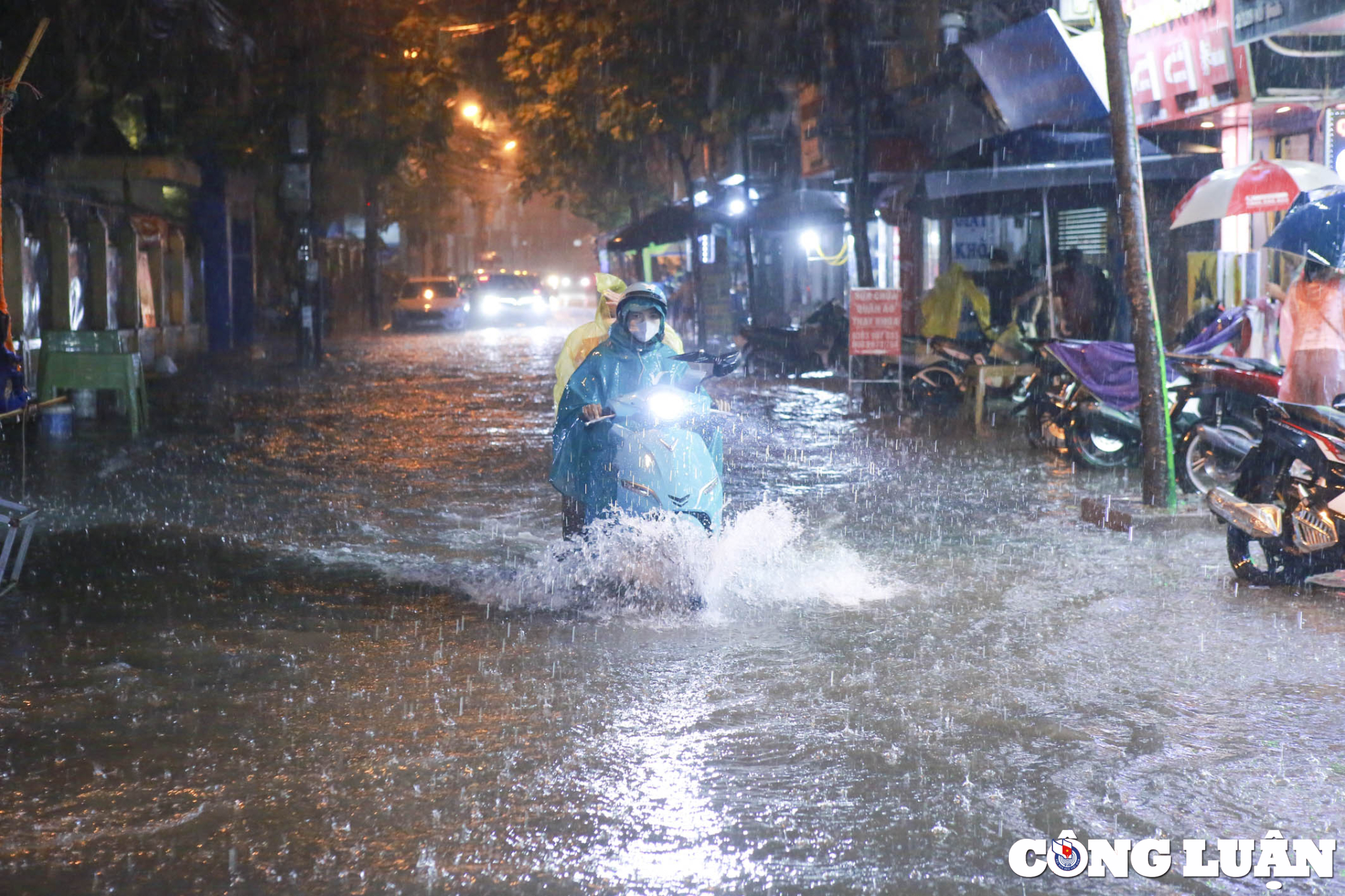 ha noi mua lon keo dai nhieu tuyen pho chim trong bien nuoc hinh 2