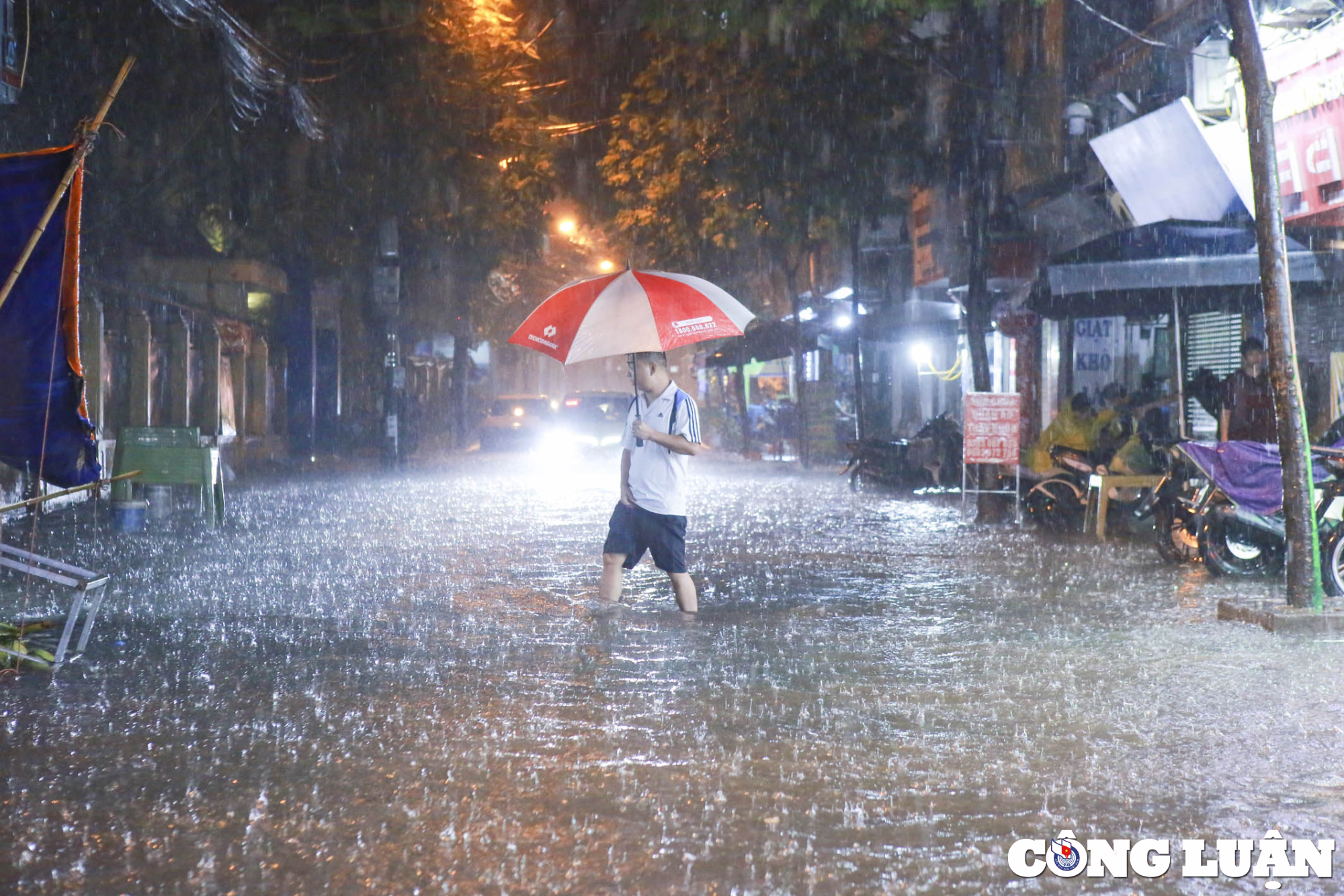 ha noi mua lon keo dai nhieu tuyen pho chim trong bien nuoc hinh 3