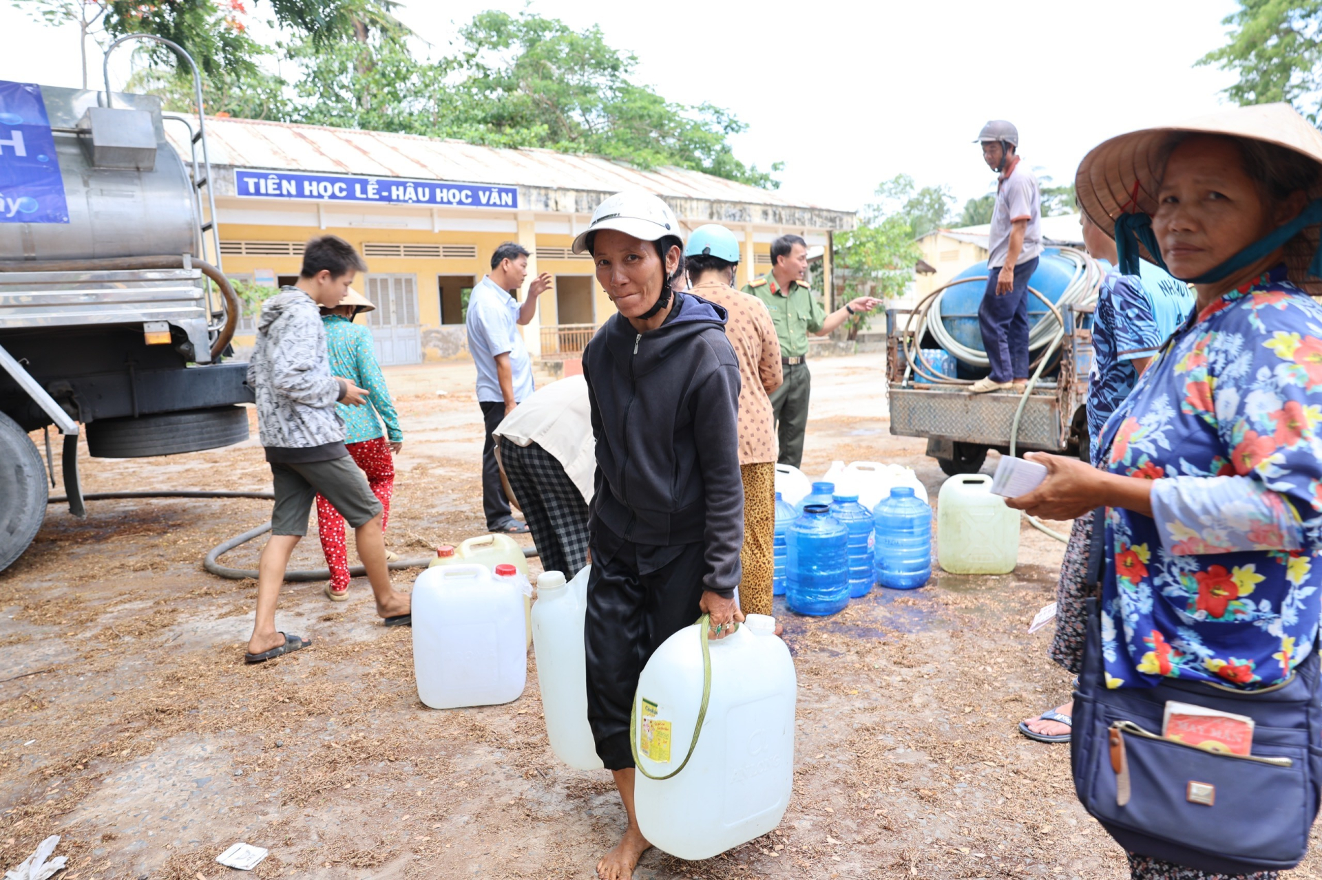 nhung giot nuoc nghia tinh tiep suc nguoi dan vung han man ben tre tien giang hinh 4