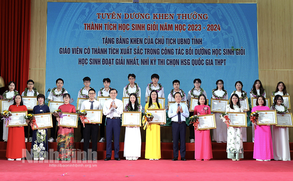 ninh binh tuyen duong khen thuong hoc sinh gioi va giao vien tieu bieu nam hoc 2023 2024 hinh 1