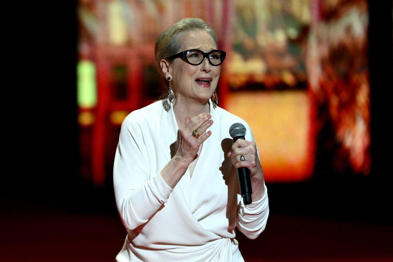 meryl streep khoc khi nhan giai canh co vang danh du tai lhp cannes 2024 hinh 1