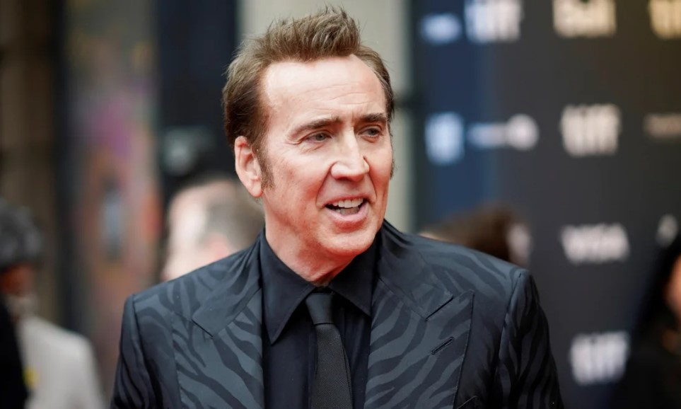 nicolas cage dong vai nguoi nhen trong loat phim moi spider man noir hinh 1