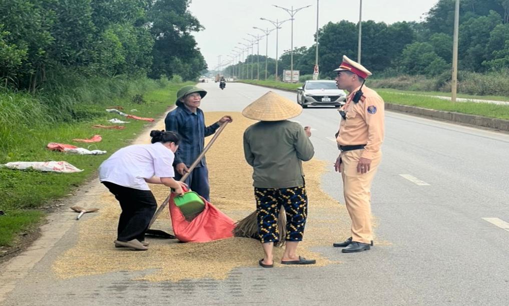 thanh hoa nhuc nhoi canh phoi lua dung vat can chan ngang duong giao thong hinh 3