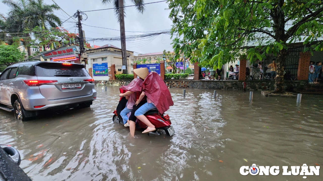 mua lon khien nhieu tuyen pho tai tp thanh hoa ngap sau trong nuoc hinh 4