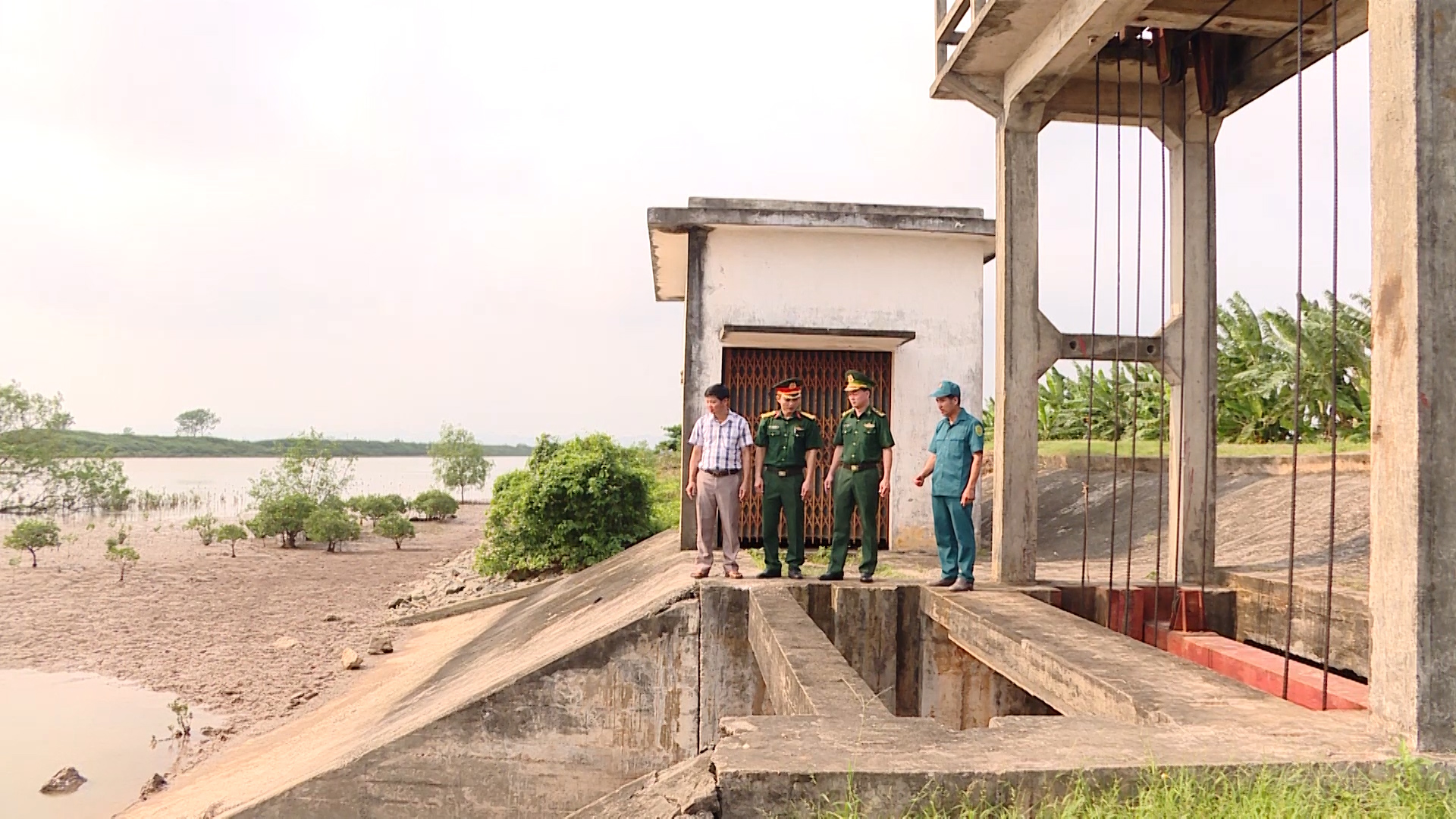 ninh binh kiem tra toan bo de ke cong dam bao phong chong thien tai va tim kiem cuu nan hinh 2