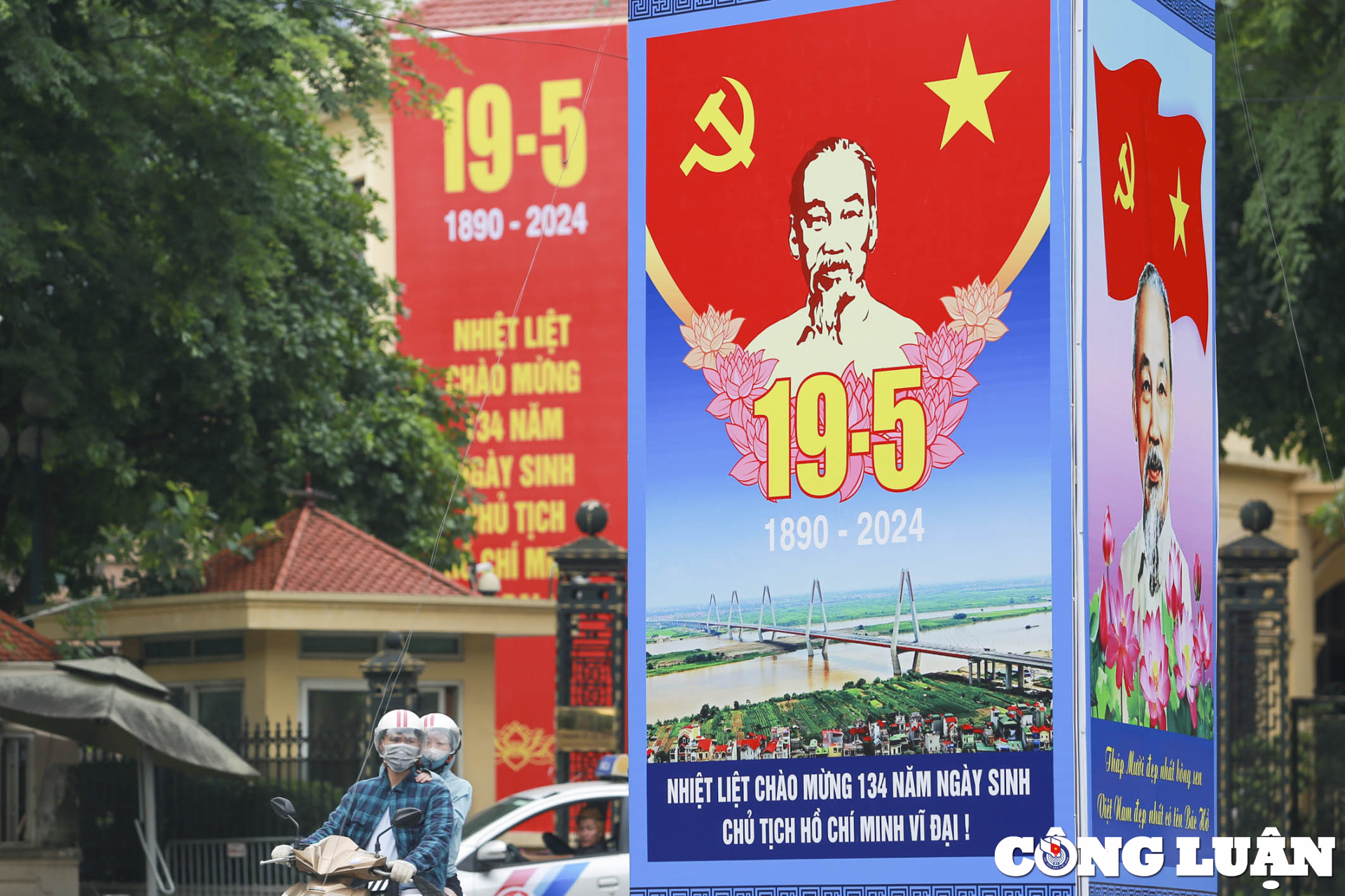 duong pho ha noi ruc ro co hoa khau hieu chao mung ky niem 134 nam ngay sinh cua chu tich ho chi minh hinh 7