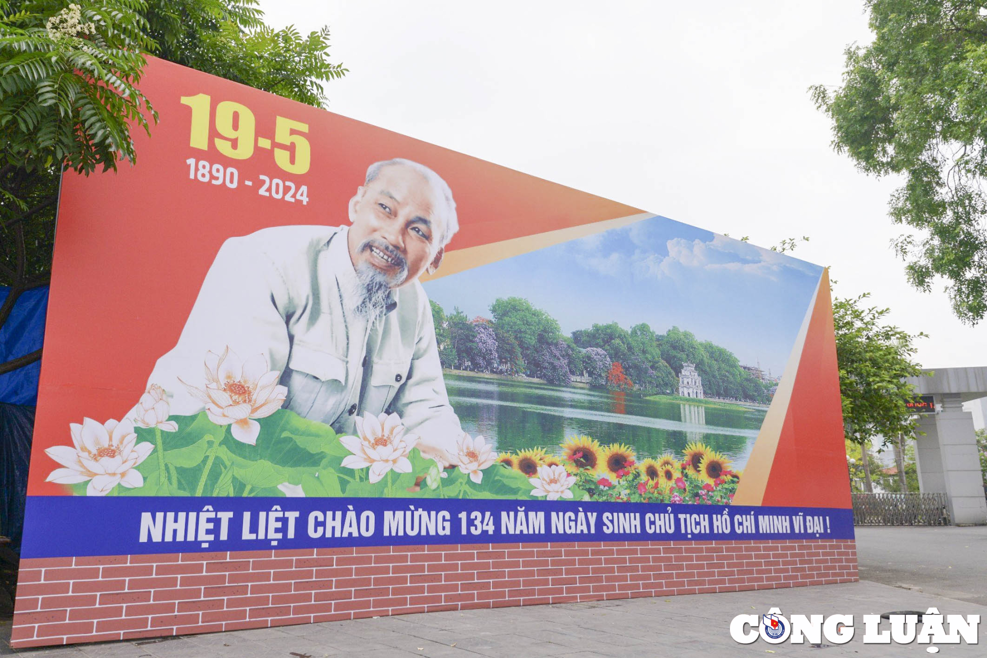 duong pho ha noi ruc ro co hoa khau hieu chao mung ky niem 134 nam ngay sinh cua chu tich ho chi minh hinh 6