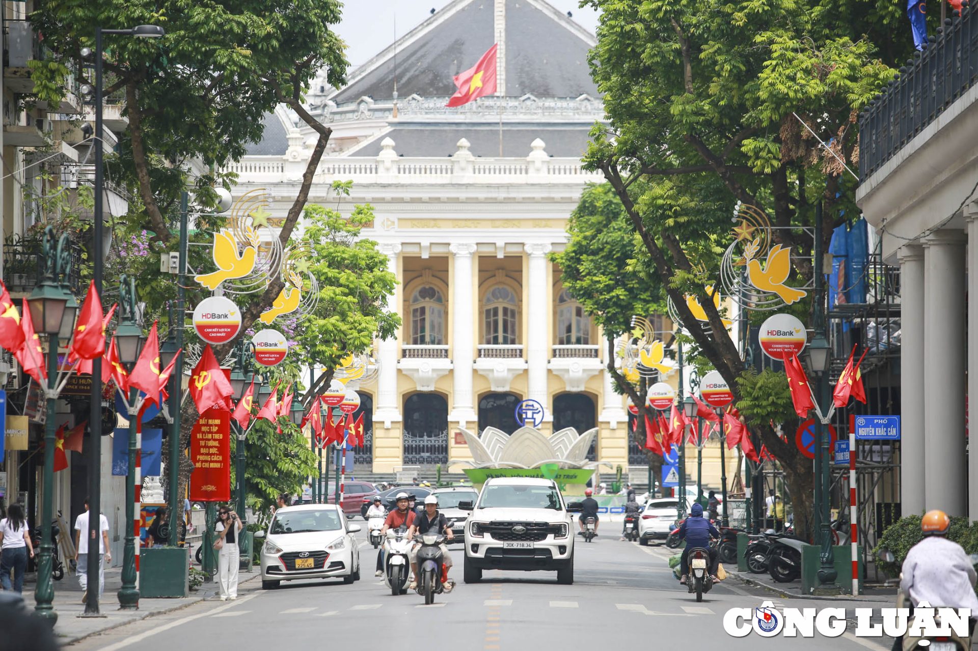 duong pho ha noi ruc ro co hoa khau hieu chao mung ky niem 134 nam ngay sinh cua chu tich ho chi minh hinh 1