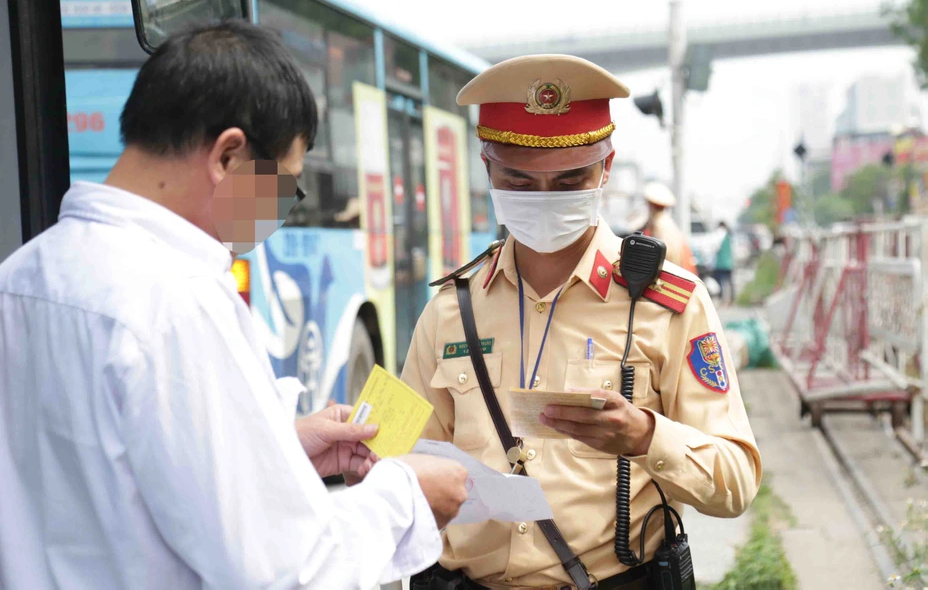 ha noi chan chinh tinh trang lai xe buyt vi pham luat giao thong duong bo hinh 1