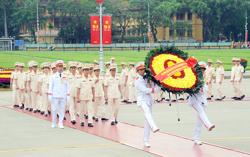 lanh dao dang nha nuoc vao lang vieng chu tich ho chi minh hinh 5