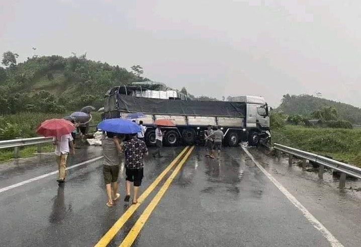 va cham tren cao toc noi bai  lao cai giao thong un tac cuc bo hinh 1