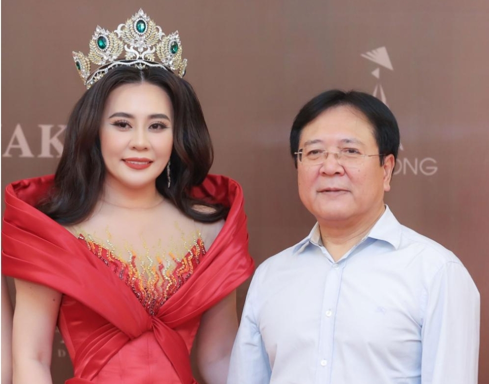 miss grand international phan kim oanh va dan hoa a hau long lay ngoi ghe nong mrs grand vietnam 2024 hinh 1