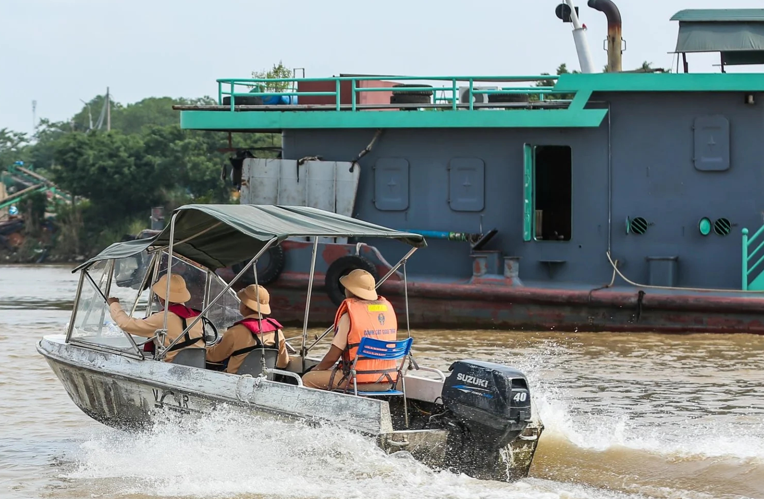 kiem tra hoat dong ben khach ngang song tren dia ban ha noi hinh 1