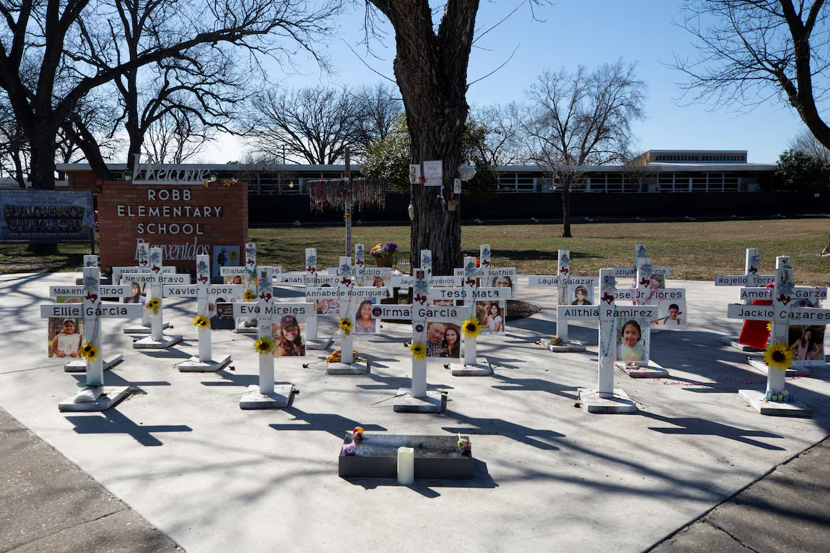 Những cây thánh giá tưởng niệm trước Trường Tiểu học Robb ở Uvalde, Texas, Mỹ, vào ngày 18 tháng 1 năm 2024. Ảnh: Reuters