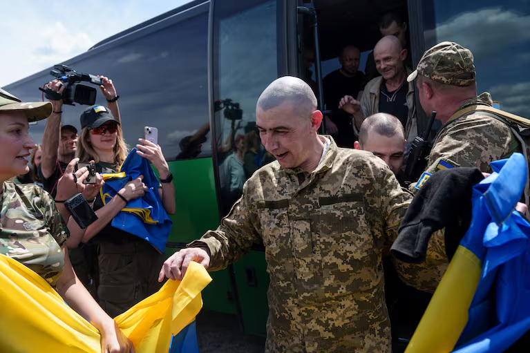 nga va ukraine trao doi tu binh lan dau sau nhieu thang hinh 1