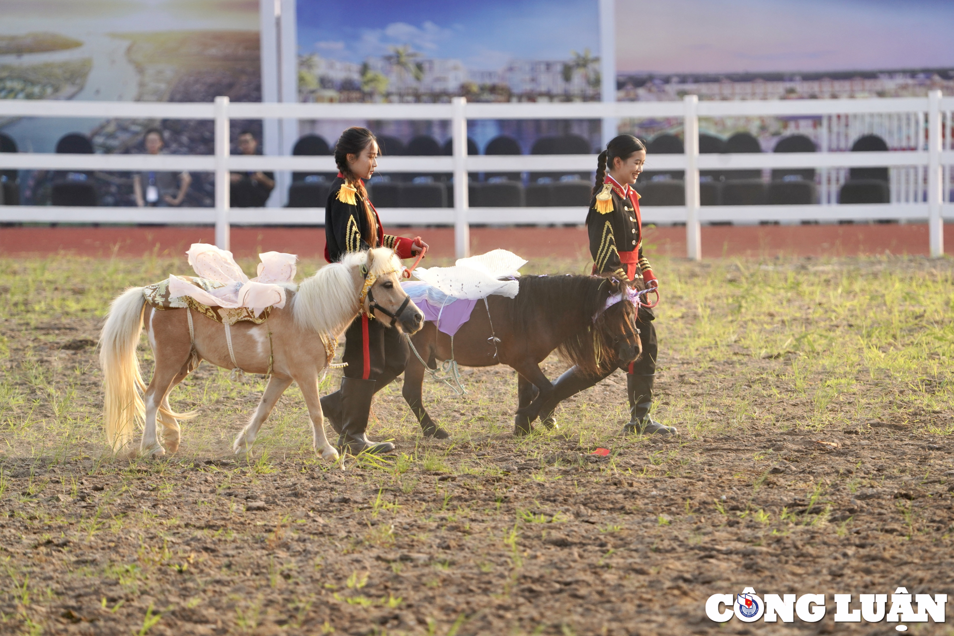 hai phong khai truong hoc vien cuoi ngua va pho di bo cong vien vu yen hinh 9