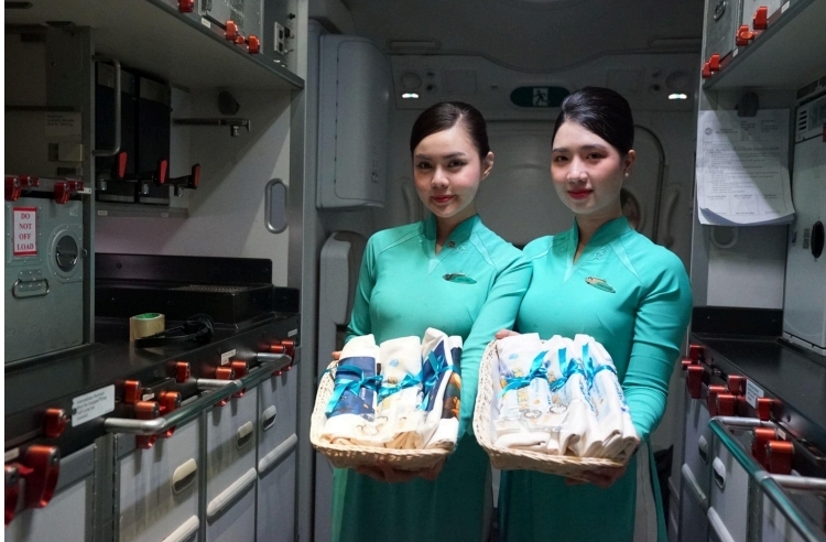 hanh khach nhi thich thu voi qua 1 6 doc dao cua vietnam airlines hinh 1