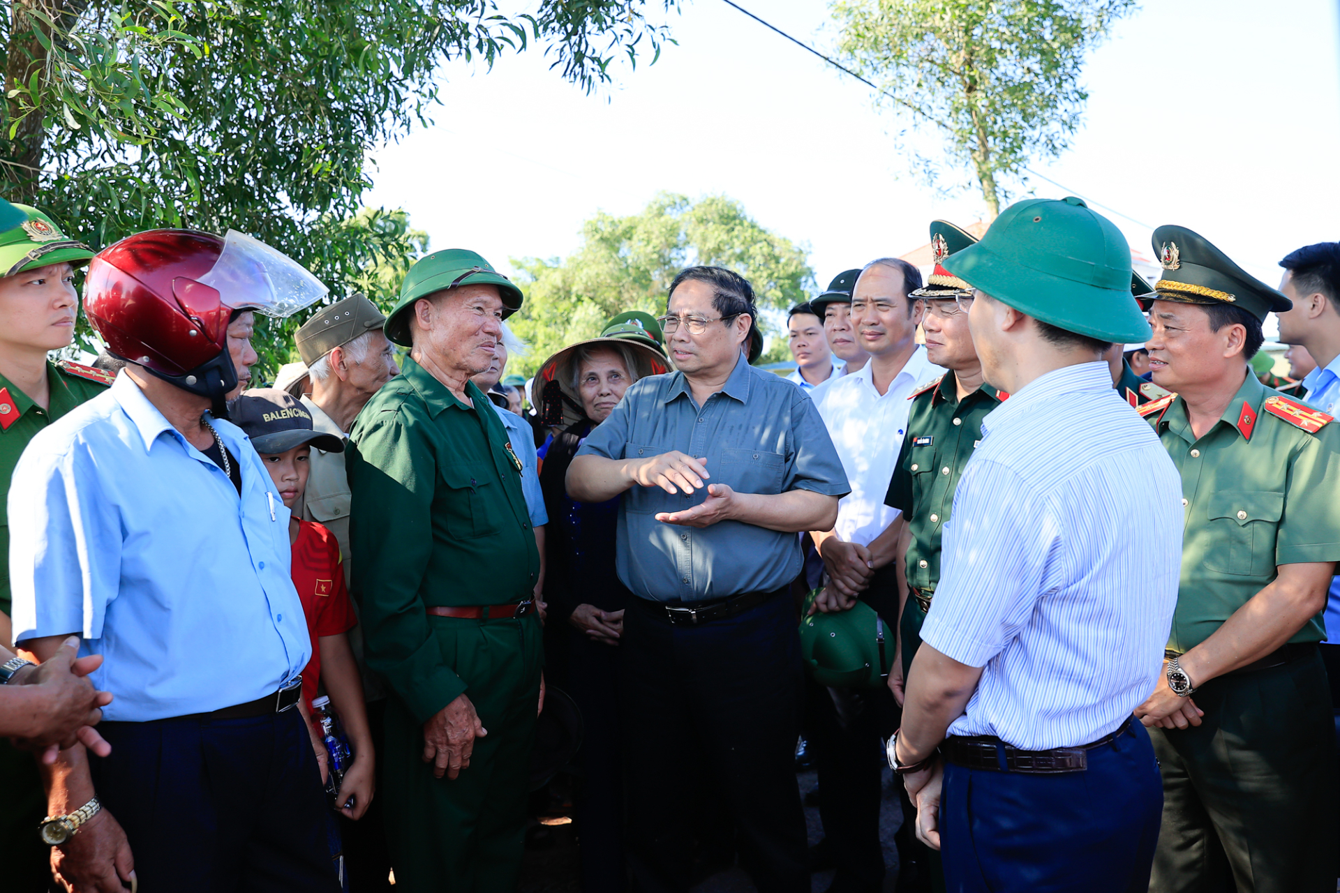 thu tuong pham minh chinh tham tang qua nguoi co cong va tre em nguoi khuyet tat tai quang binh hinh 4